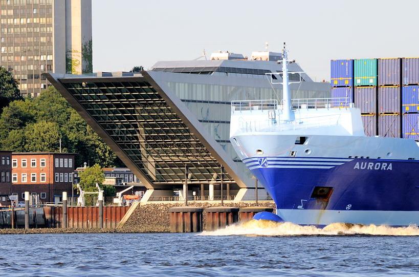 815_6950 Schiff in Fahrt vor dem Gebäude Dockland in Hamburg Altona. | Grosse Elbstrasse - Bilder vom Altonaer Hafenrand.